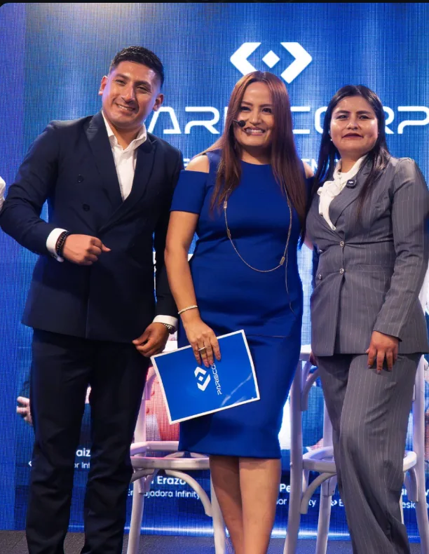 Líderes de la comunidad Pariscorp en el escenario