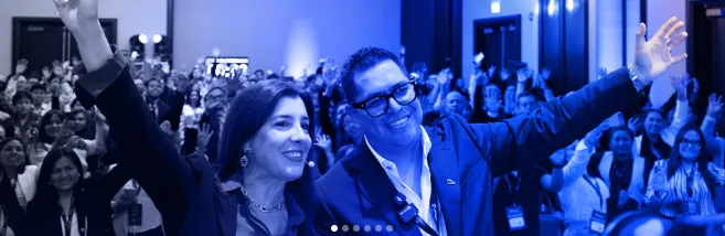 Público celebrando en Perú Blockchain Conference 2026